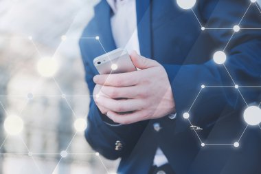 Kablosuz bağlantı. Elinde telefon ile işadamı.