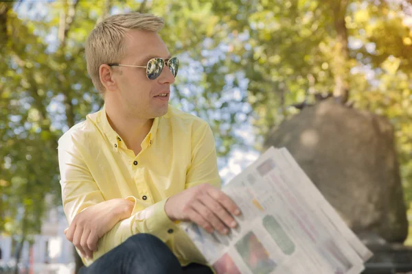 Gazete onun elinde olan adam.