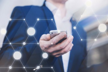 Kablosuz bağlantı. Elinde telefon ile işadamı.