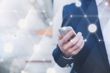 Kablosuz bağlantı. Elinde telefon ile işadamı.