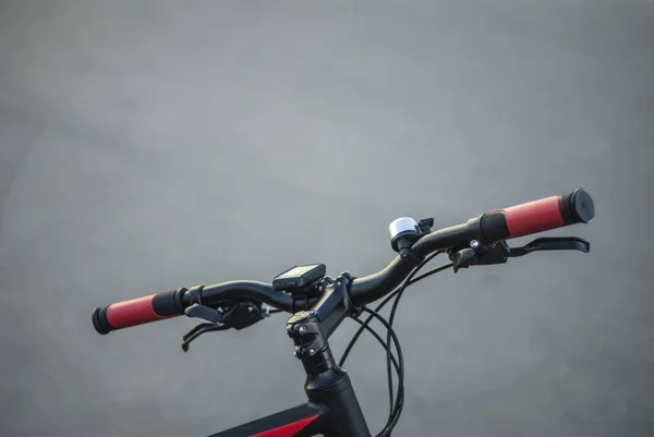 Manillar de bicicleta de montaña con velocímetro y campana con freno de mano de bicicleta sobre fondo gris — Foto de Stock