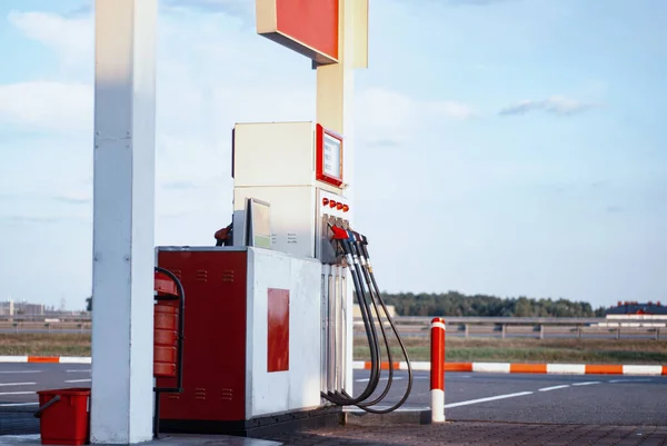 Posto Gasolina Close Com Mangueiras Combustível Coloridas Fundo Estrada Carro — Fotografia de Stock
