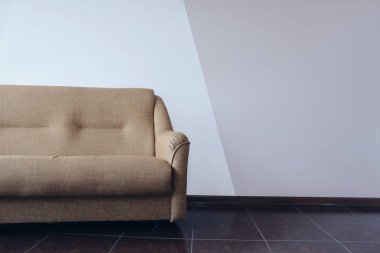 Odanın içindeki kanepe, duvarın arka planına karşı.