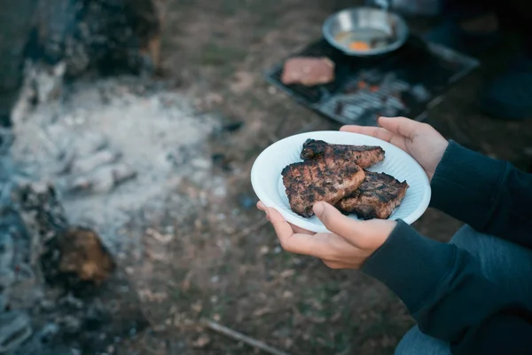 Frühstück camping, Menschen Freundschaft Reisen camping Konzept — Stockfoto