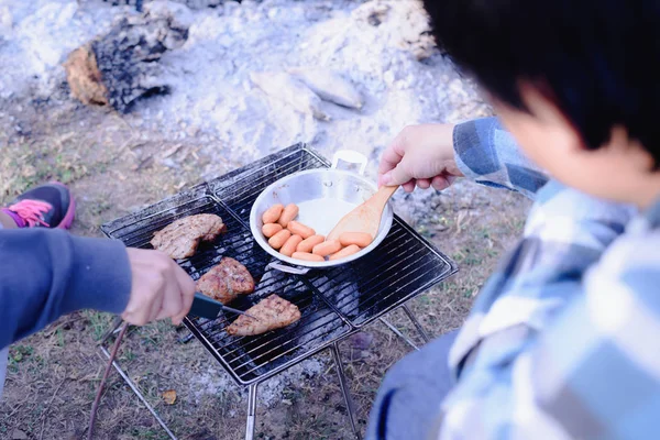 Frühstück camping, Menschen Freundschaft Reisen camping Konzept — Stockfoto