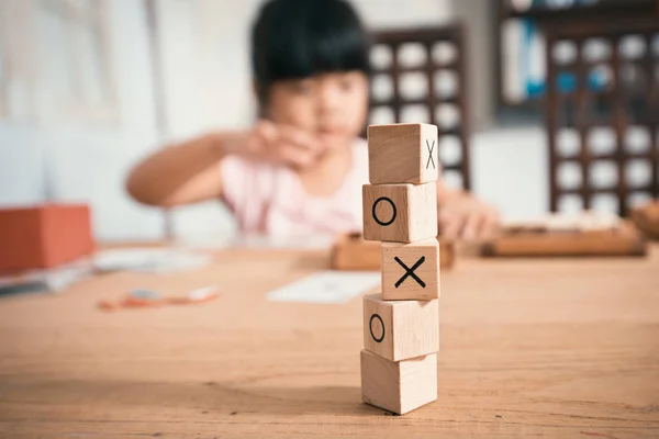 Tic Tac Toe ahşap oyun düzenlenmiştir dikey olarak çocukla üzerinde bir ta
