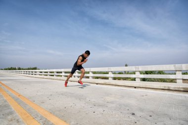 Genç adam konsantrasyon ile determina koşan adam çalıştıran, uygun