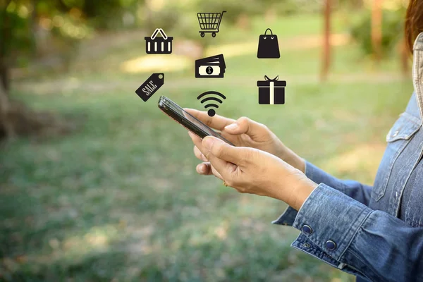 Kadınlar akıllı kullanarak telefon online alışveriş, online alışveriş, sosyal m