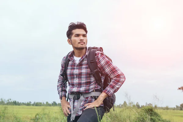 Sırt çantası açık rahatlatıcı ile genç adam Traveler.
