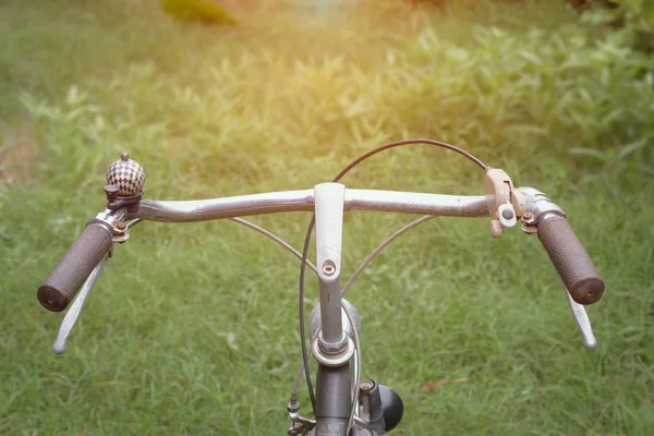 Old vintage bike  the garden  in vintage tone. — Stock Photo, Image