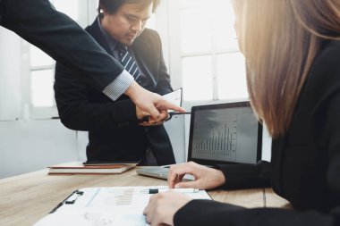 İş erkek ve kadınlar hakkında planlama, pazarlama müzakere vardır