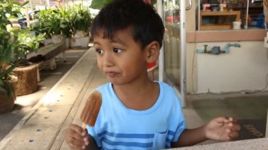 Şirin çocuk Asya küçük çocuk beslenme dondurma Park