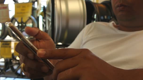 Genç adam kullanma smartphone Dükkanı — Stok video