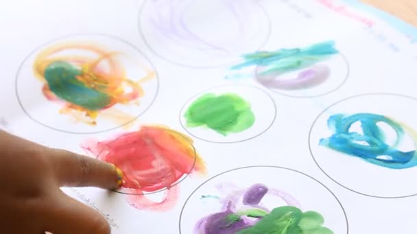 Close-up de mão pouco asiático menino jogar pintura água cor no livro — Vídeo de Stock
