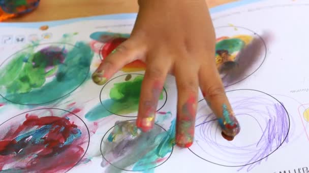 Primo piano di mano piccolo asiatico ragazzo giocare pittura acquerello su libro — Video Stock