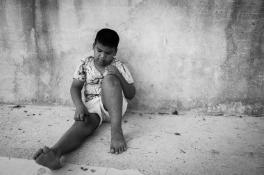 Küçük çocuk kabarcıklar grev kırıcı bacak, odak bacak tırmalamak 