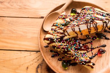  ahşap plaka üzerinde çikolata soslu tatlı 