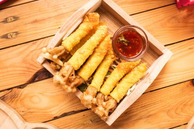 Altın iğne mantar ile ahşap tabak kızarmış mantı