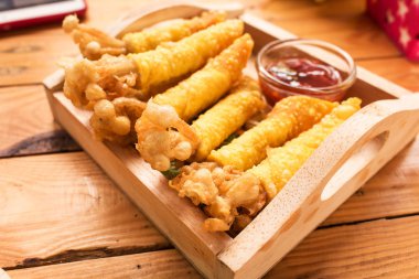 Altın iğne mantar ile ahşap tabak kızarmış mantı