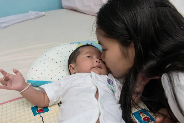 Carino bambino sorella bacio sua sorella — Foto Stock