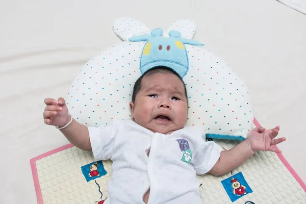 Lindo bebé recién nacido acostado y llorando en la cama — Foto de Stock