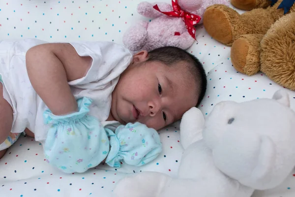 Jeden miesiąc noworodka leżącego na miękkiej ściereczki — Zdjęcie stockowe