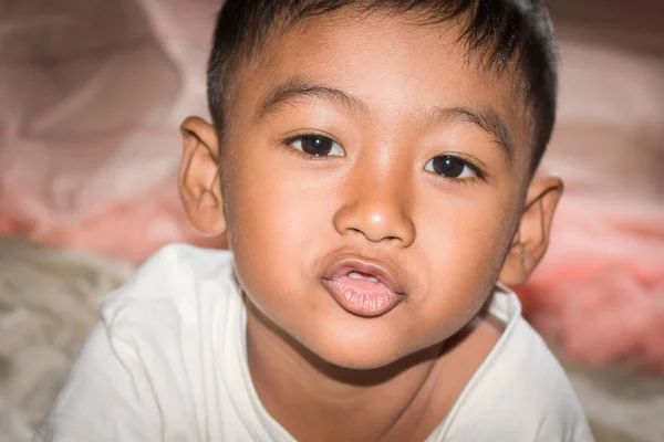 Primer plano de la cara niño pequeño mirada cámara — Foto de Stock