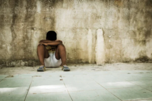 Sfocato di povero asiatico bambino ragazzo triste solo vicino vecchio muro vintage t — Foto Stock