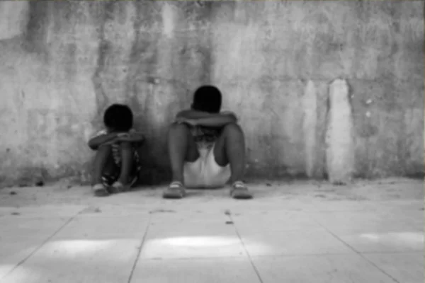 Bulanık yoksulluk Asyalı çocuk çocuk üzücü yalnız çevre eski siyah duvar — Stok fotoğraf