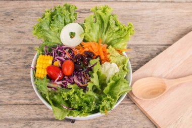 ahşap zemin üzerinde sebze salatası