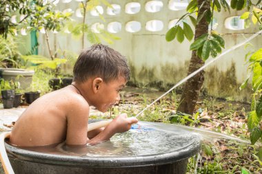 Splash su Havzası içinde yıkanırken oynayan sevimli küçük çocuk