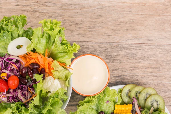 Salade de légumes sur fond bois — Photo