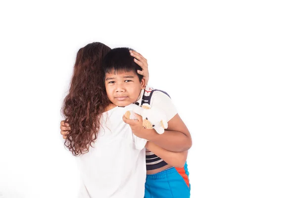 Mały chłopiec smutny w przytulaniu matki — Zdjęcie stockowe