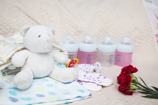 Odzież Newborn baby z butelką mleka dla niemowląt — Zdjęcie stockowe