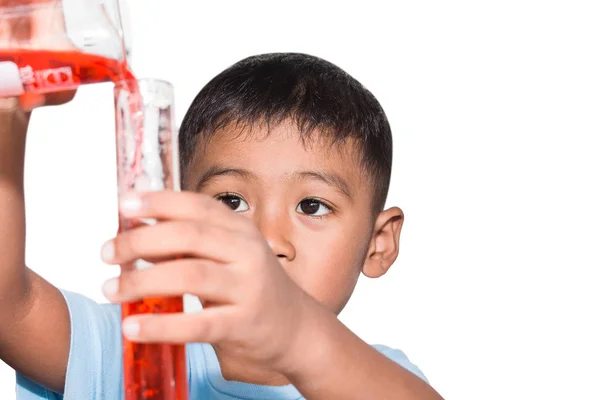 Милий маленький хлопчик робить науковий експеримент, наука освіта, азіатський — стокове фото
