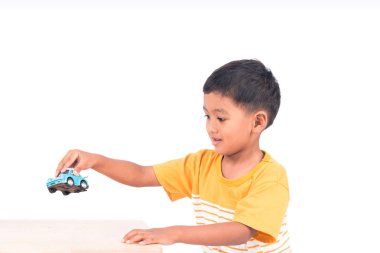 Sevimli küçük Asya çocuk çocuk çocuk iskambil ile mavi ca oynama