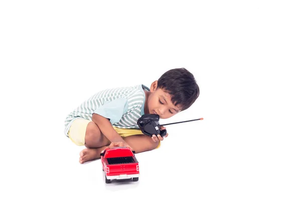 Lindo asiático niño pequeño niño mintiendo jugar juguete coche —  Fotos de Stock