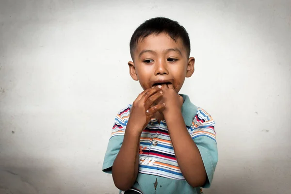 Lindo niño mostrar la mano sucia después de comer helado —  Fotos de Stock