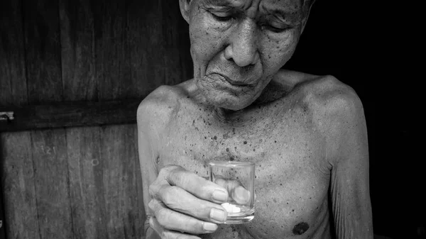 Anziani stanchi di prendere pillole, tono bianco e nero — Foto Stock