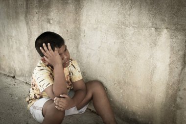 küçük çocuk mutsuz üzgün ve ağaçları yalnız, vintage sesi 