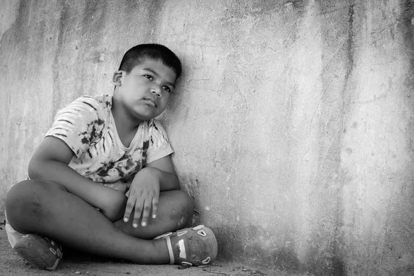 Pequeño niño infeliz triste y solo el colchón, tono vintage —  Fotos de Stock