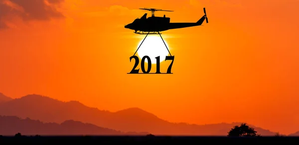 Nouvelle année 2017 concept, hélicoptère prendre au texte 2017 coucher de soleil backgrkound — Photo