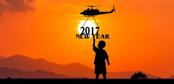 Nuovo concetto anno 2017, elicottero prendere a testo 2017 tramonto backgrkound — Foto Stock