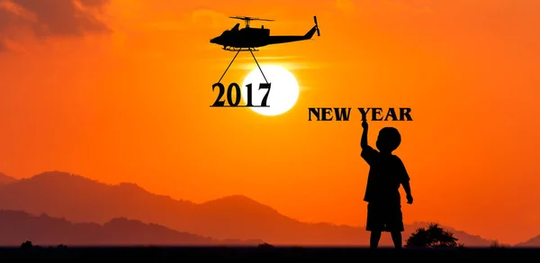 Nouvelle année 2017 concept, hélicoptère prendre au texte 2017 coucher de soleil backgrkound — Photo