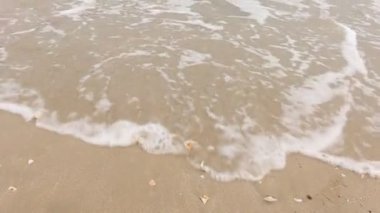 plaj kum üzerine çizilmiş kalp