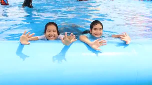 Χαριτωμένο ασιατικό κορίτσι παίζουν κολύμπι στην πισίνα — Αρχείο Βίντεο