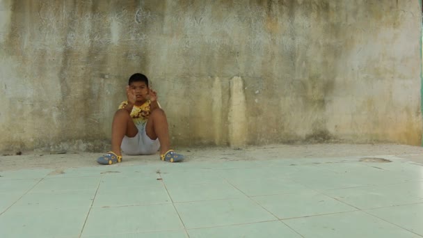 Anak kecil yang malang sedih dan suram sendirian — Stok Video
