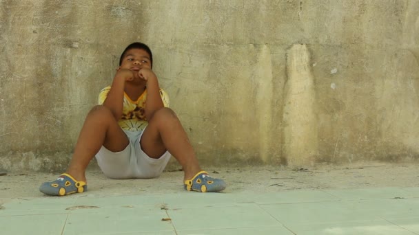Zavallı küçük çocuk üzgün ve kasvetli yalnız — Stok video
