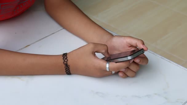 Closeup girl hands using touchscreen smartphone — Stock Video