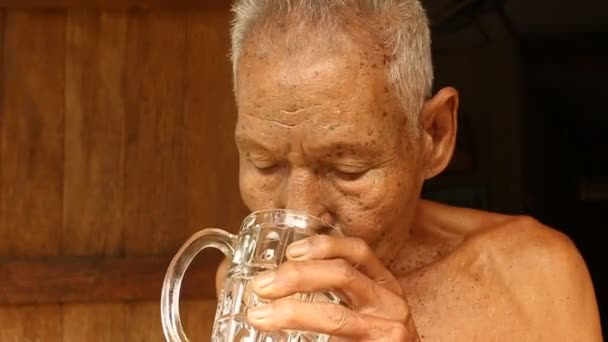Senioren die glas water drinken — Stockvideo